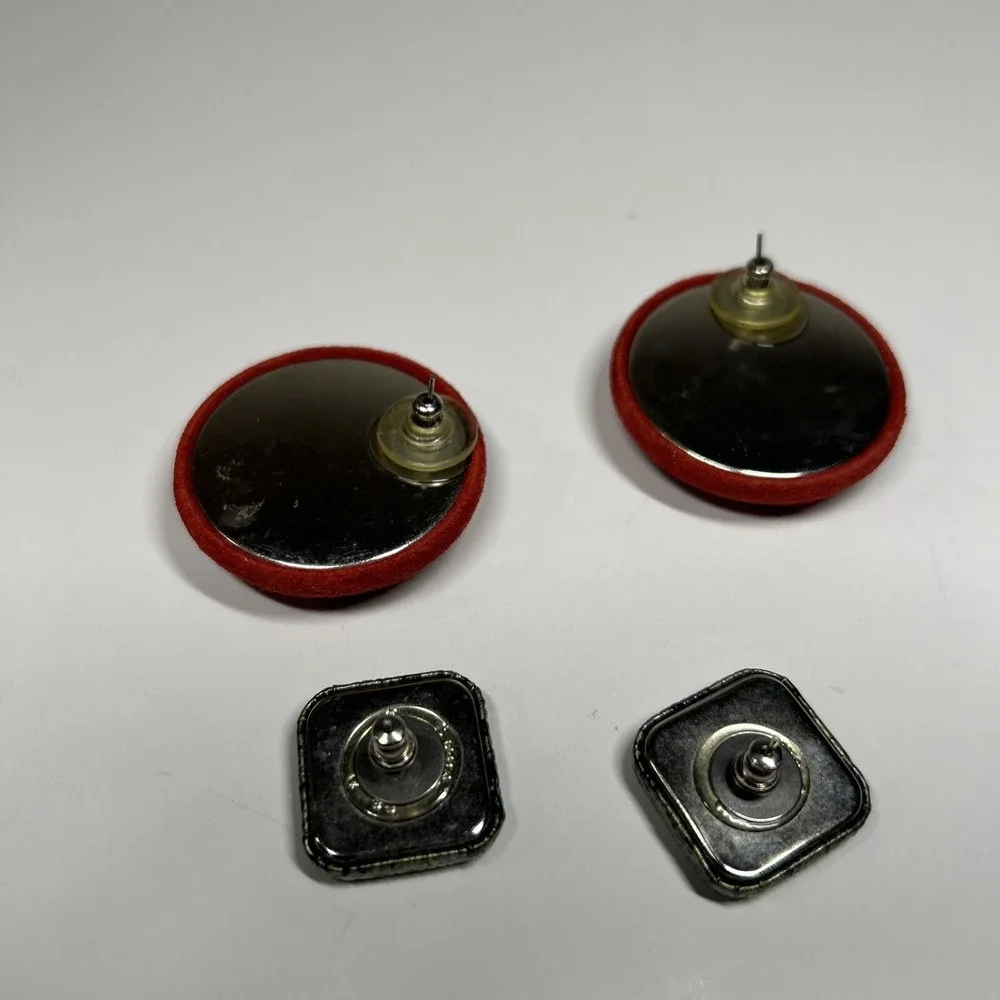 Lot‎ 2 Vintage Leather Studio Art Button Earrings Black Red